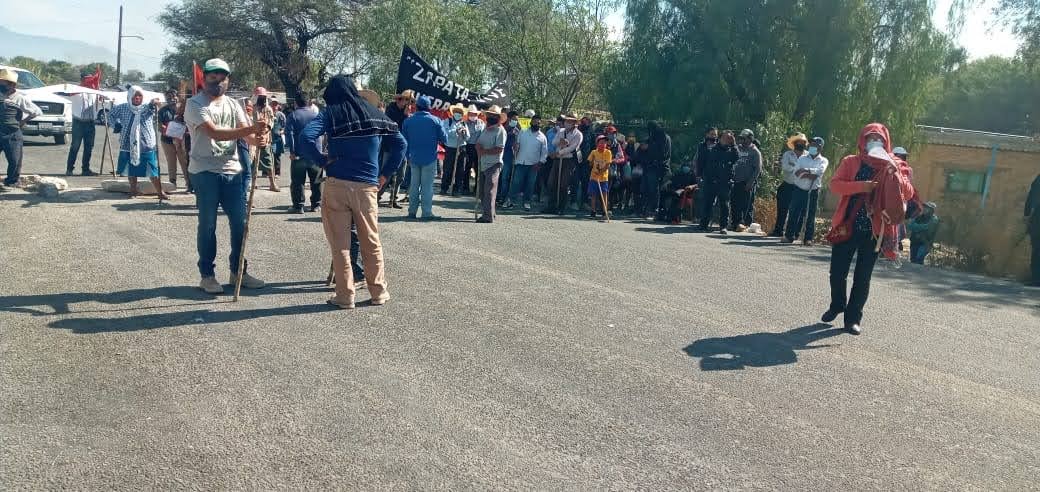 Bloquean carretera Tehuacán-Teotitlán por falta de respuesta sobre avionetas anti-lluvia (Puebla)