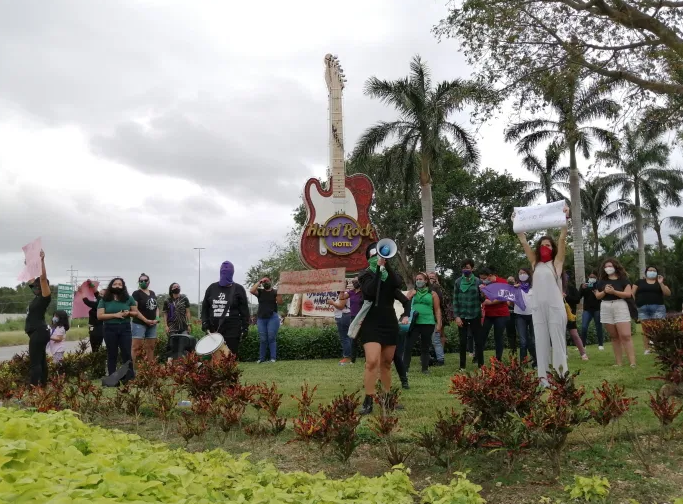 “¡Justicia para Ana!”: Colectivos feministas y habitantes de Puerto Aventuras cierran la carretera federal durante manifestación pacífica por el feminicidio de Ana Gómez, trabajadora del hotel Hard Rock