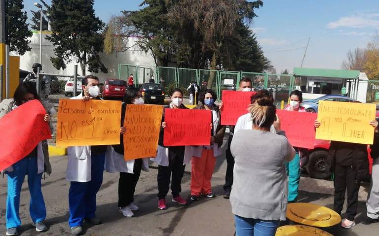 Protestan anestesiólogos del hospital Nicolás San Juan por no recibir vacuna (Estado de México)