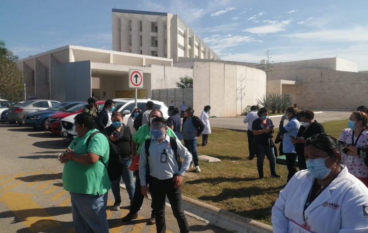 Protestan en Hospital Regional de Alta Especialidad porque no los vacunaron (Yucatán)