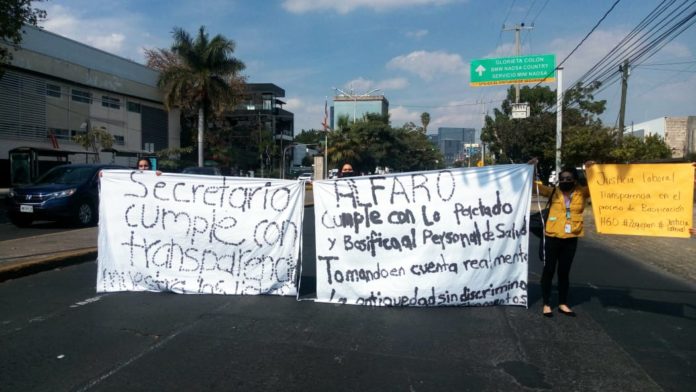 Trabajadores de hospitales inconformes por no recibir base como empleados (Jalisco)