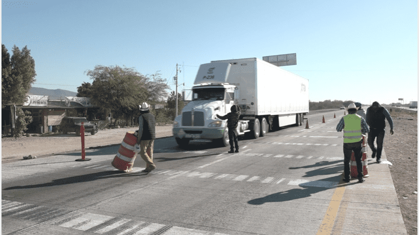 Retoman Yaquis bloqueo carretero en Vícam (Sonora)