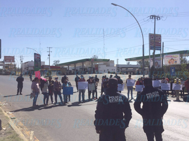 Maestros bloquean entradas a Tepic (Nayarit)