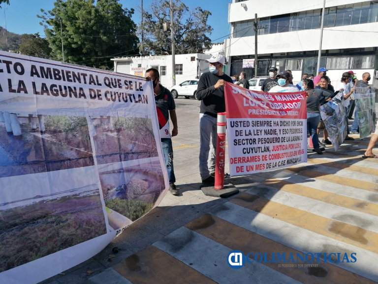 Se manifiestan pescadores de la laguna de Cuyutlán a las afueras de las instalaciones de la API (Colima)