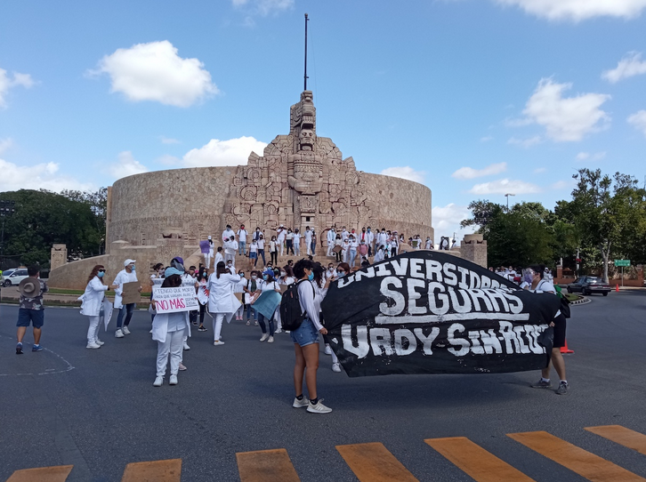 Estudiantes de Medicina marchan para exigir justicia por Karla y Mariana (Yucatán)