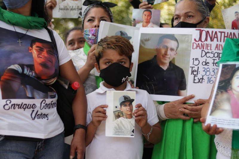 “De aquí no nos vamos a mover”: Familiares de desaparecidos realizan plantón en IJCF para exigir se acelere la identificación forense (Jalisco)