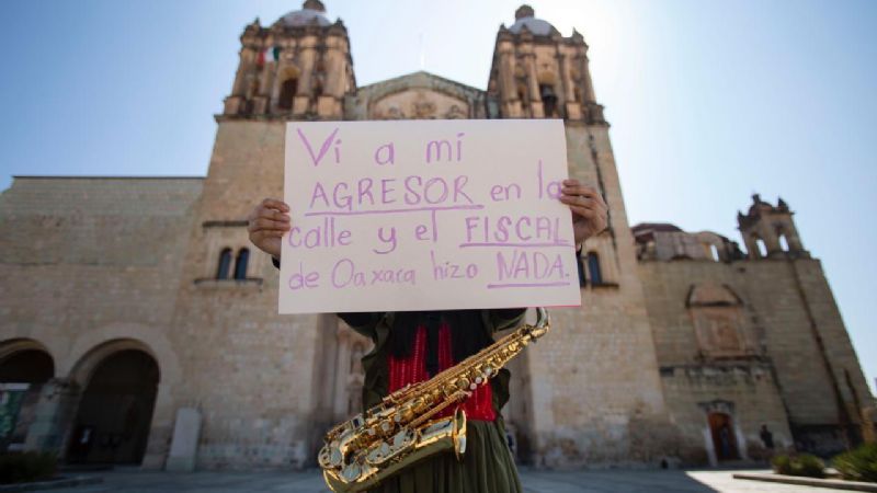 “Vi a mi agresor en la calle y el fiscal de Oaxaca hizo nada”: saxofonista agredida