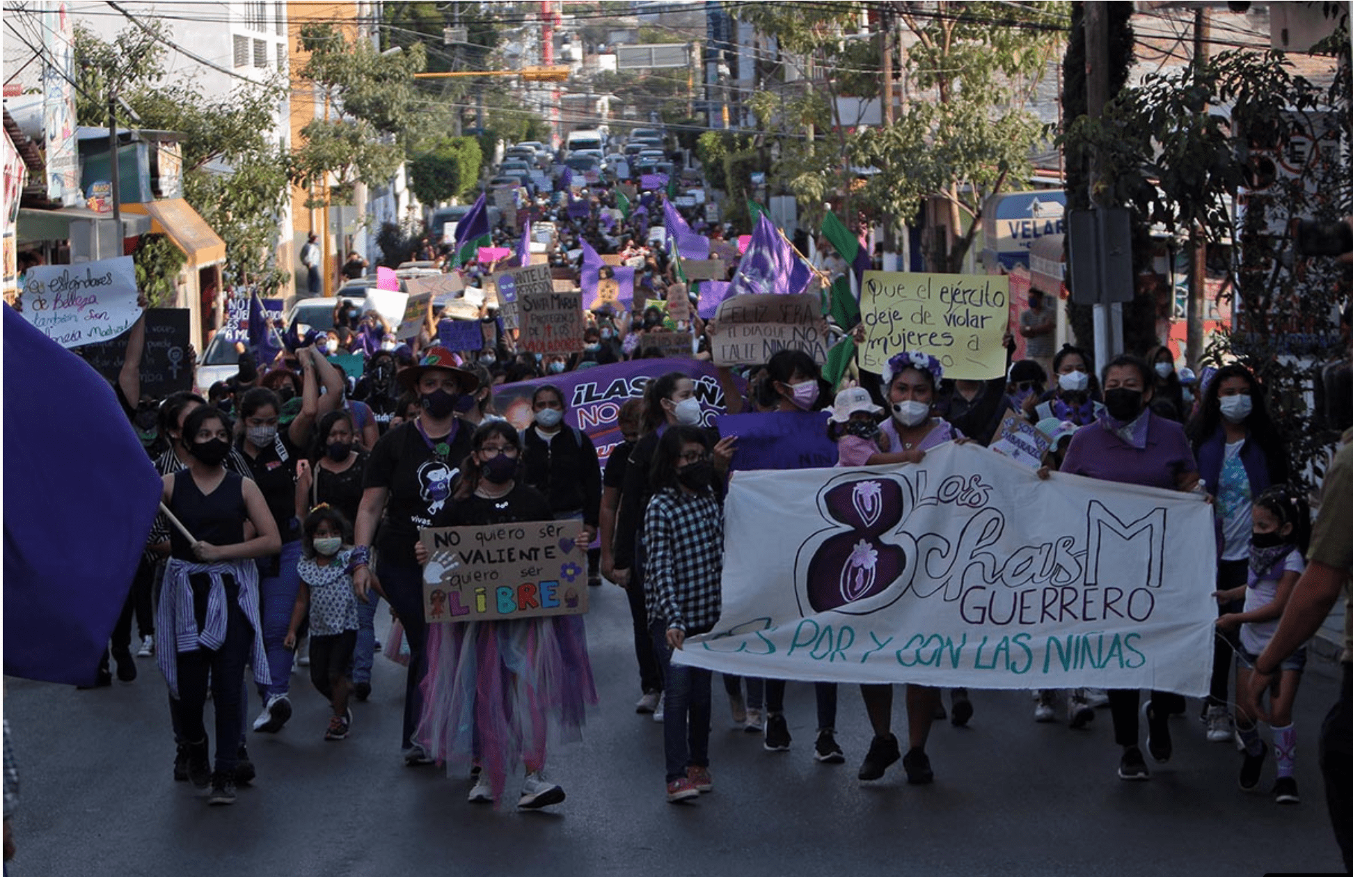 Las niñas participan en la marcha del 8M en Chilpancingo (Guerrero)