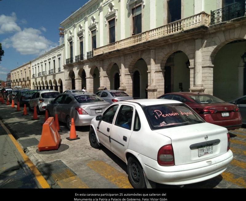 Maestros jubilados realizan caravana contra esquema de pensión en Mérida (Yucatán)