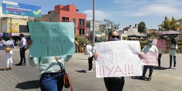 Se manifiestan trabajadores de centros infantiles por falta de pago frente a Palacio de Gobierno (Nayarit)