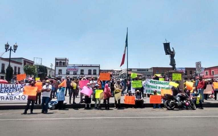 Comerciantes de Santiago Tianguistenco se manifiestan; piden los dejen trabajar (Estado de México)