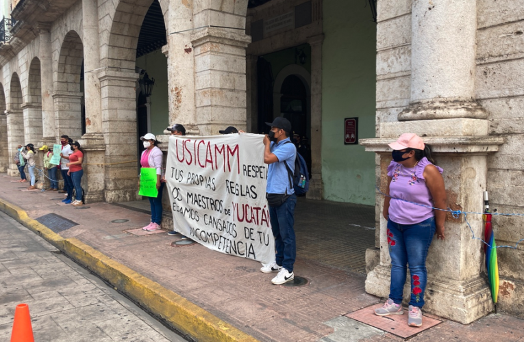 Maestras y maestros se amarran en Palacio de Gobierno (Yucatán)
