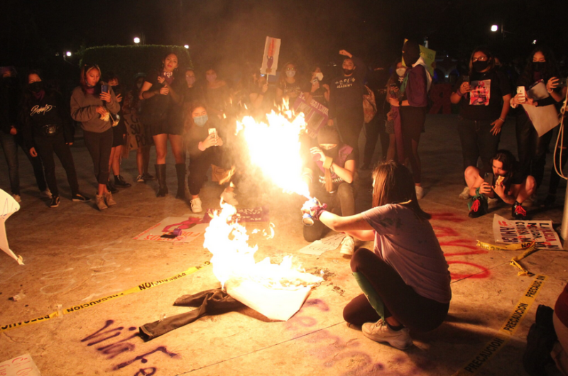 En Mérida, izan bandera feminista y queman imagen de policía (Yucatán)