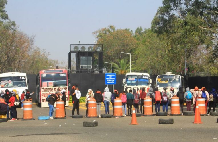 Por segundo día consecutivo la CENEO mantiene bloqueada la carretera de acceso al aeropuerto de Oaxaca