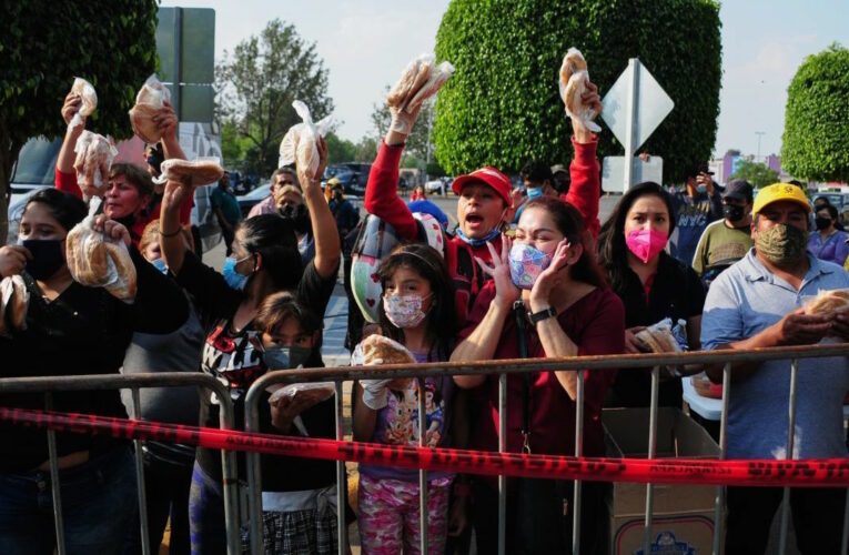 Vecinos de Tláhuac despliegan solidaridad: tortas y agua para las víctimas de un accidente que habían vaticinado (Ciudad de México)