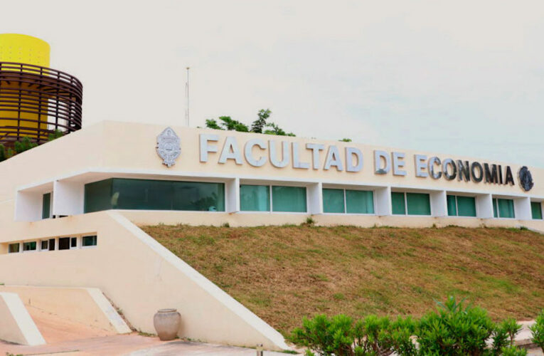 Exigen destitución de maestro de la UADY que obliga leer la Biblia a estudiantes (Yucatán)