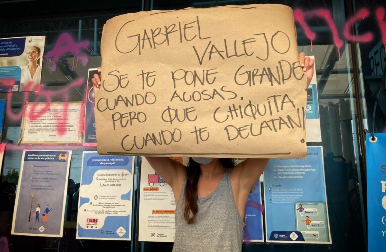 “Se busca violador”: sobrevivientes de psicoanalista Gabriel “N”, llaman a que la Fiscalía de Jalisco rompa el pacto patriarcal