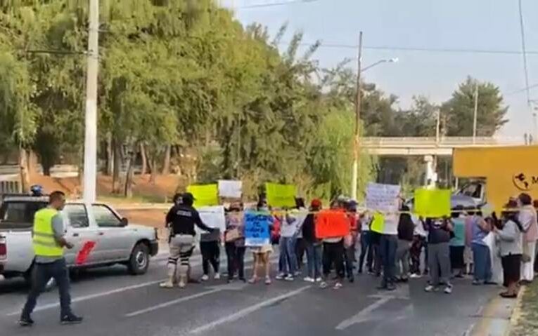 Vecinos de Zapopan toman avenida Patria ante falta de agua (Jalisco)