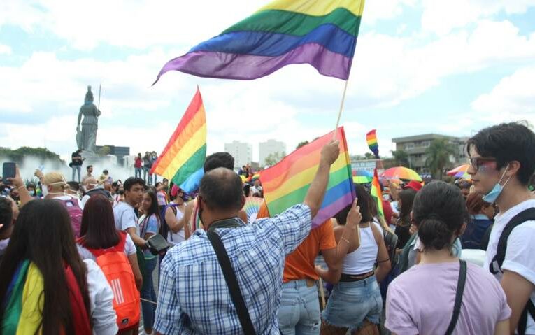 En marcha por sus derechos comunidad LGBTTTIQ pugnaron porque autoridades atiendan a familiares de desaparecidos (Jalisco)