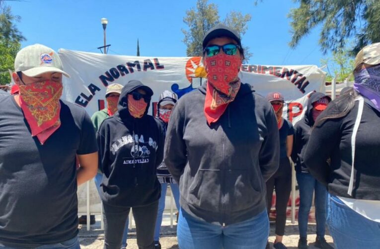 Normalistas de Huajuapan exigen al gobierno liberación de dos normalistas detenidos por policías (Oaxaca)