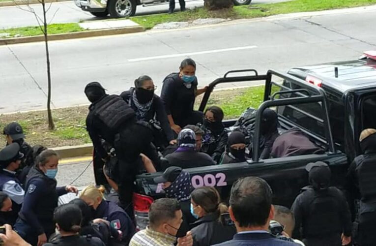 Detienen a feministas que protestaban en Guadalajara, para exigir justicia a niñas víctimas de violencia sexual en escuelas públicas de Jalisco