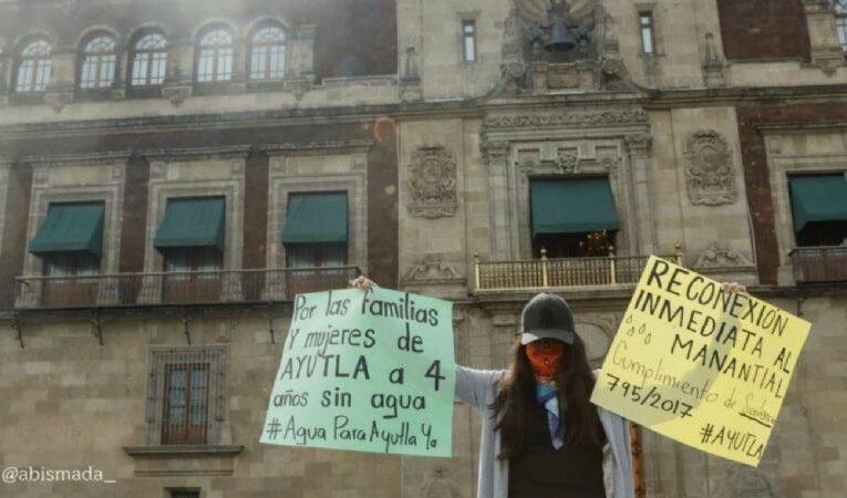 Saxofonista atacada con ácido protesta en Palacio Nacional (Oaxaca)