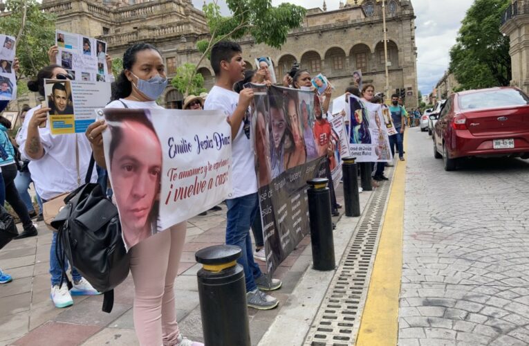 Colocan familias de los Altos de Jalisco las losetas de búsqueda de sus seres queridos en Glorieta de las y los Desaparecidos (Jalisco)