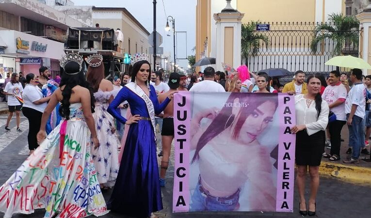 Comunidad LGBT marcha en Colima para exigir justicia por transfeminicidios, exigen resolver el asesinato de Valeria Carrasco