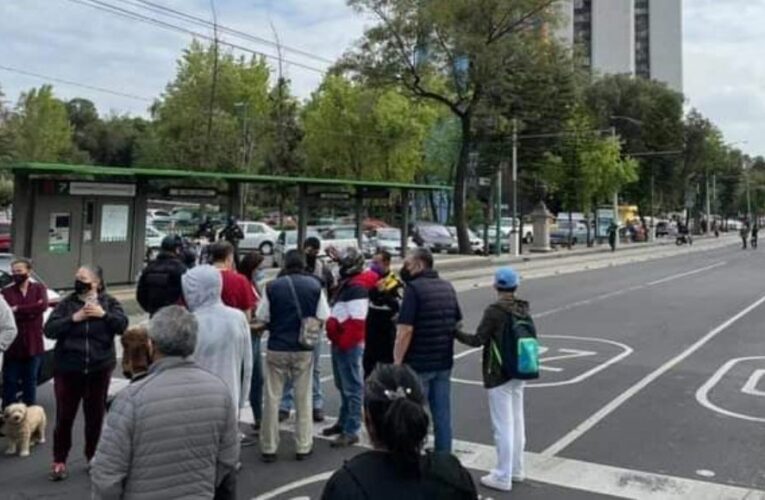 Vecinos de Tlatelolco, CdMx, protestan por falta de agua; policías los agreden