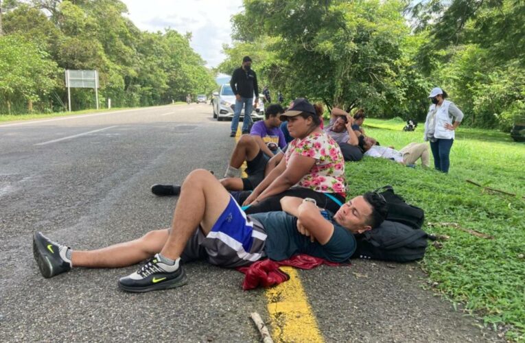 Con llagas, sangre e incertidumbre, caravana migrante avanza por la costa chiapaneca