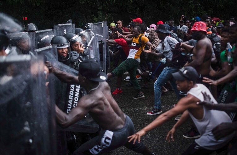 Migrantes rompen el cerco de la Guardia Nacional en Chiapas