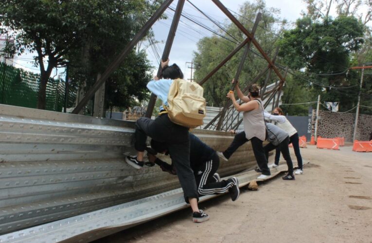 Bajo aviso no hay delito: vecinos de Xoco remueven tapiales de la constructora Mitikah (Ciudad de México)