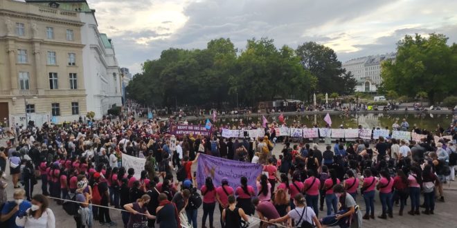 Mujeres zapatistas participan en concentración y marcha nocturna contra feminicidios en Austria