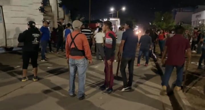 Se enfrentan comerciantes y policías municipales en mercado de Oaxaca