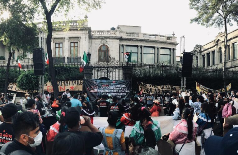 Colectivos, organizaciones e individuos marchan en la CDMX para decirle a los pueblos zapatistas que ¡No están solos!
