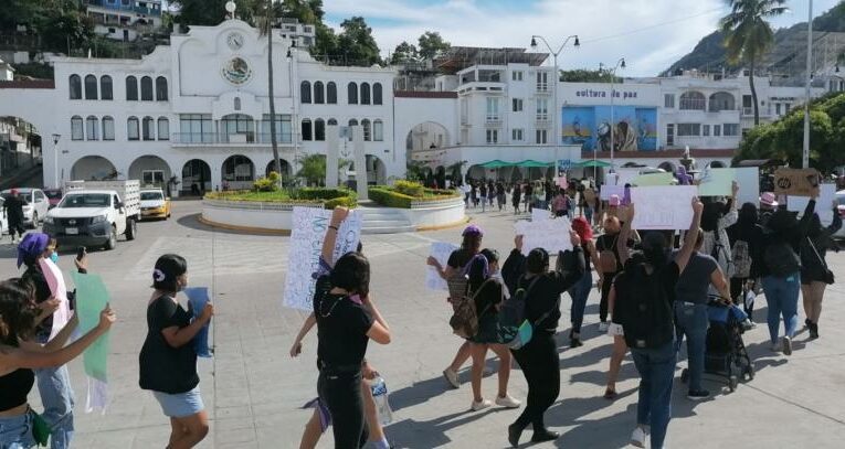 Exigen en Manzanillo justicia para Mayra, policías municipales habrían participado en su feminicidio (Colima)