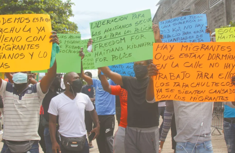 Migrantes haitianos bloquean carretera en Altamira, Tamaulipas