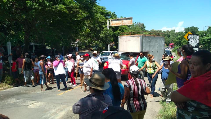 Habitantes de Armería llevan 20 días sin agua; bloquean carretera y exigen solución (Colima)