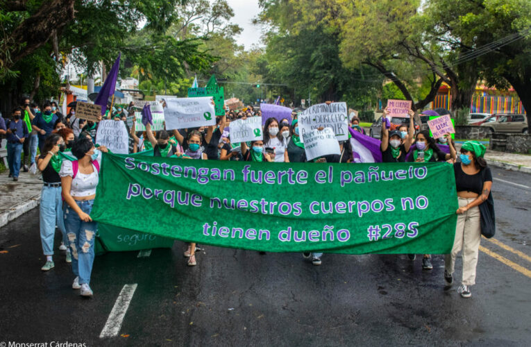 Mujeres marchan en Colima y exigen aborto seguro y gratuito