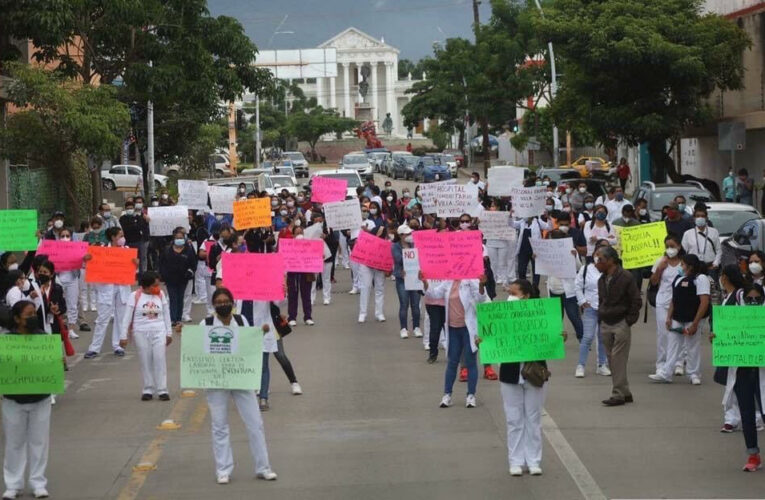 Más de 2 mil 500 trabajadores de la salud se quedan sin empleo en Oaxaca por falta de presupuesto