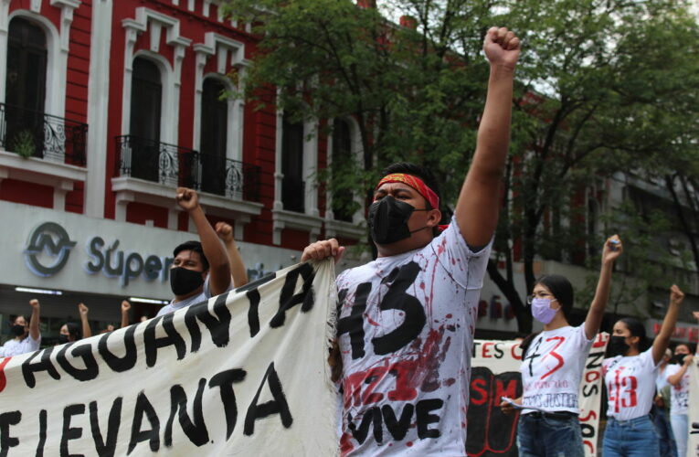 Con resistencia de la autoridad, normalistas de Jalisco marchan por los 43 de Ayotzinapa (Jalisco)