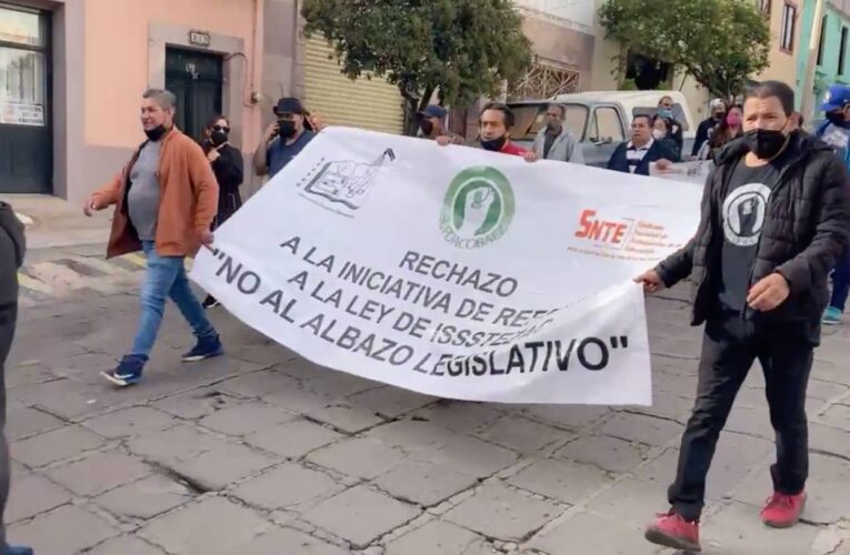 Protestan en Zacatecas contra la aprobación de la reforma al Issstezac