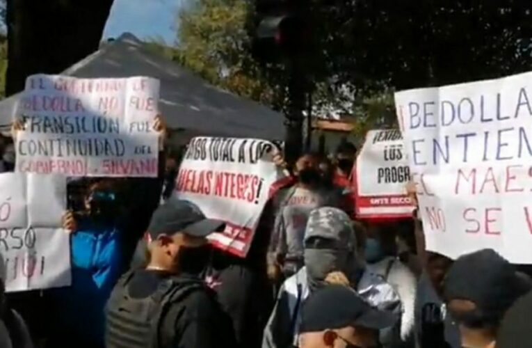 Con protesta en Uruapan exigen maestros al Gobernador pagos quincenales (Michoacán)