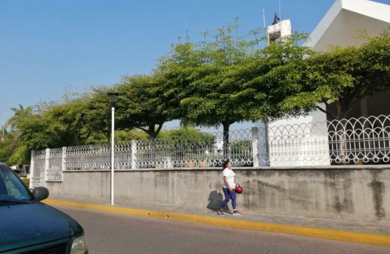 Roban lonas con fotos de desaparecidos del Colectivo Solidario de Tecomán (Colima)