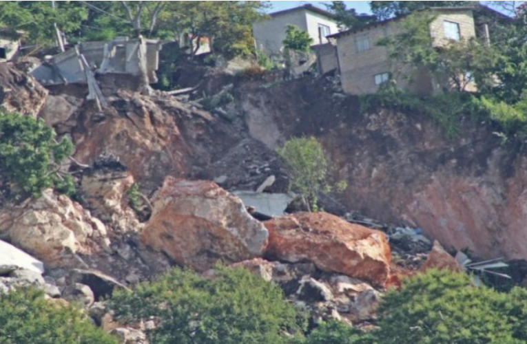 Detonaciones de mina provocan derrumbe de cerro en Jiutepec y 40 familias se quedan sin casa