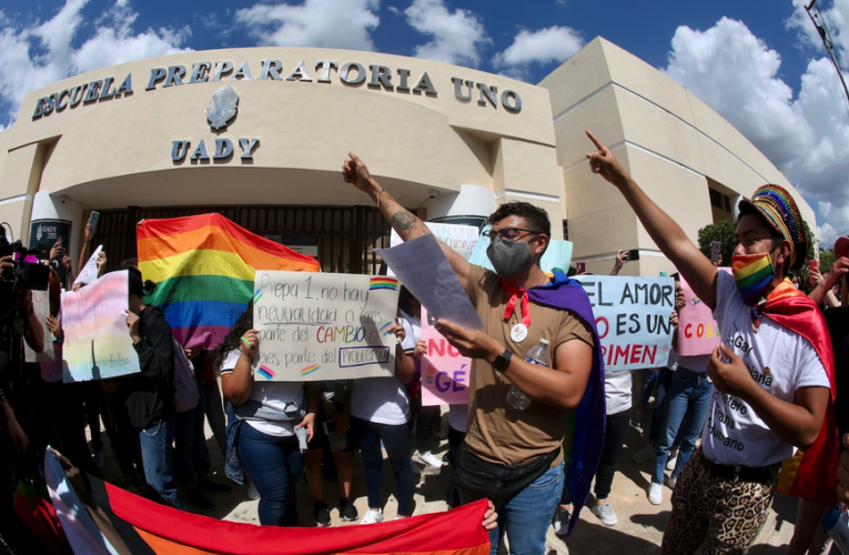 Estudiantes de la Prepa Uno protestan contra la homofobia de la UADY (Yucatán)