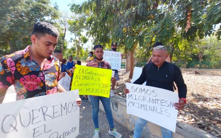 Marchan migrantes para que paren redadas y les den pases de salida QR