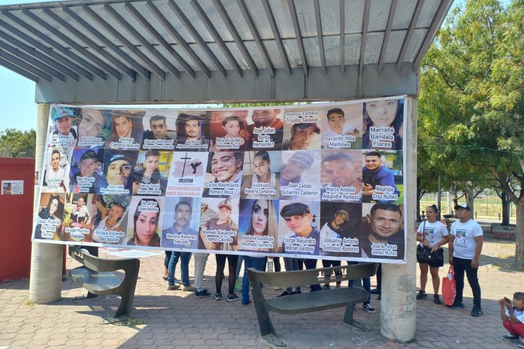Impenden que colectivo coloquen manta con imagen de desaparecidos (Jalisco)