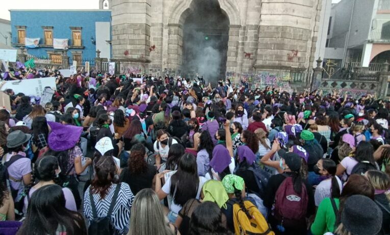 “Los muros se restauran, la vida de mis hermanas no”, gritaban mujeres mientras transformaban estas paredes en un mural de reclamos (Nayarit)