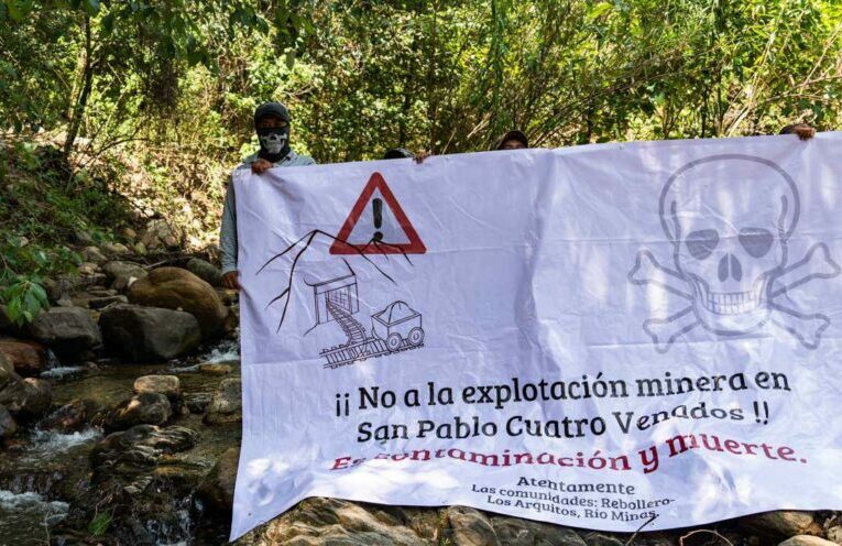 Oaxaca: El Rebollero cumple seis días bajo ataque de paramilitares